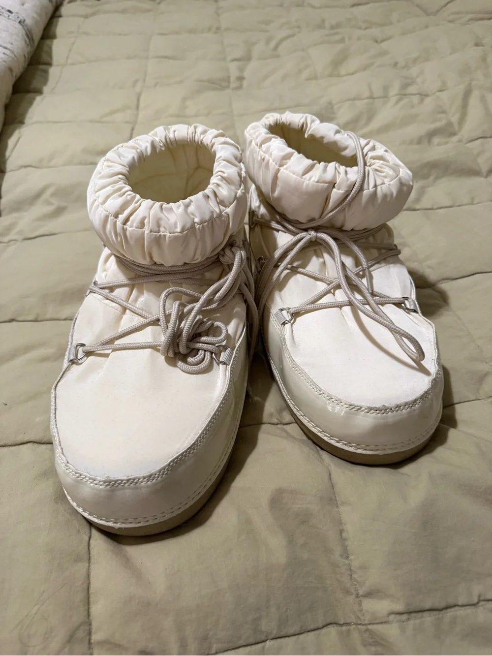 Mickey & Minnie moon boots - women’s 9